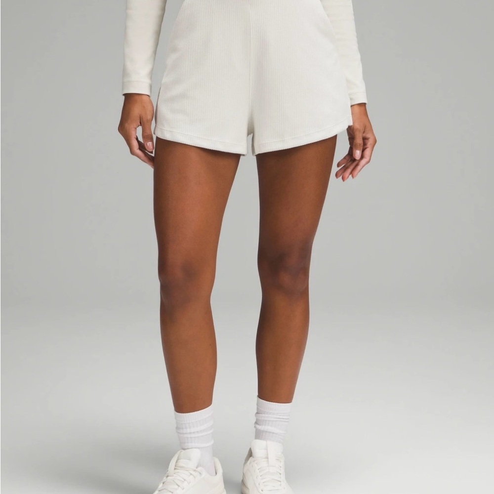 Lululemon Ribbed Softstreme HR Short 2” – Bone – Size 4 – NWT